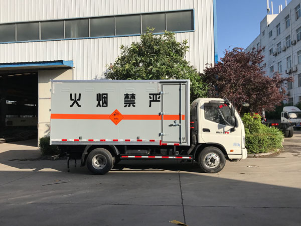 福田奧鈴4米4.3噸易燃液體運(yùn)輸車(chē)