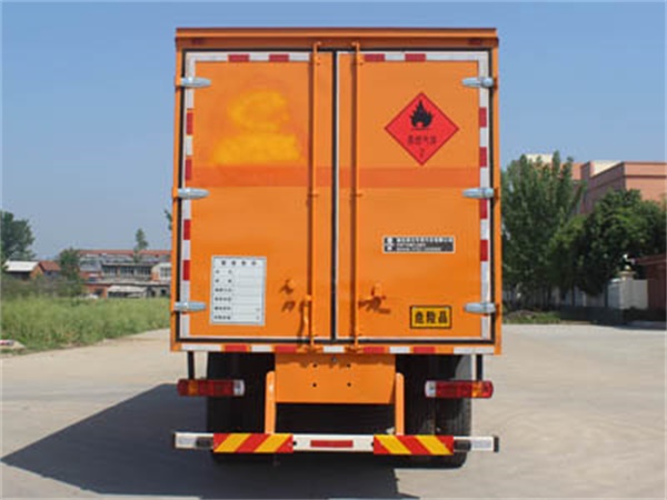 福田歐曼7.7米易燃?xì)怏w廂式車(chē)