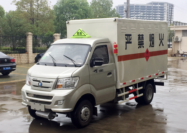 重汽王牌小型1.3噸易燃液體廂式運(yùn)輸車(chē)
