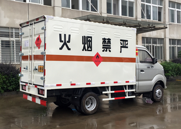 重汽王牌小型1.3噸易燃液體廂式運(yùn)輸車(chē)