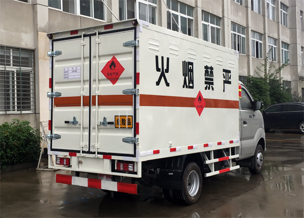 重汽王牌小型1.3噸易燃液體廂式運(yùn)輸車(chē)