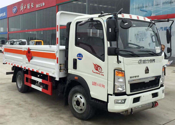 重汽豪沃4.1米1.1噸藍(lán)牌氣瓶運輸車
