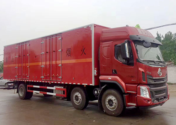 9.6米柳汽乘龍前四后四煙花爆竹專(zhuān)用運(yùn)輸車(chē)
