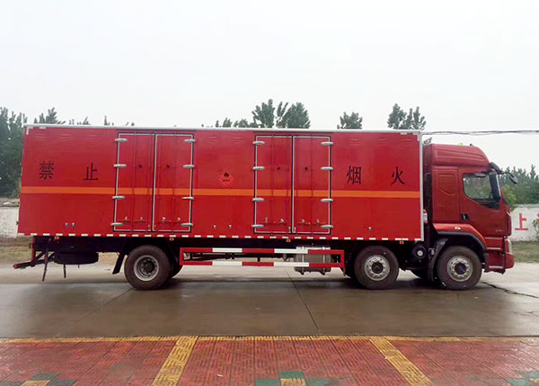 9.6米柳汽乘龍前四后四煙花爆竹專(zhuān)用運(yùn)輸車(chē)