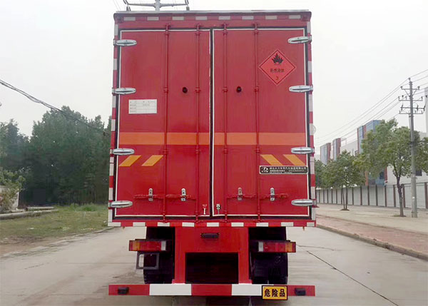 9.6米柳汽乘龍前四后四煙花爆竹專(zhuān)用運(yùn)輸車(chē)